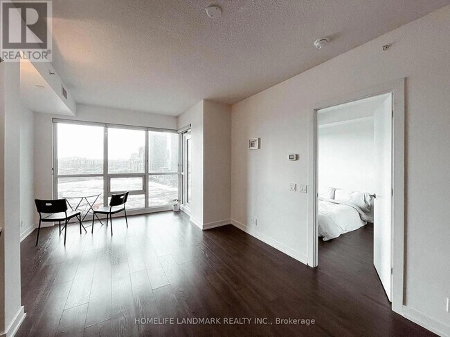 Photo du bâtiment - 2220 Lake Shore Blvd W