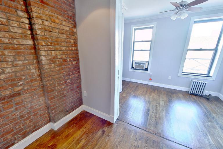 Foto del edificio - 722 Tenth Avenue (49th & 50th St), #4D