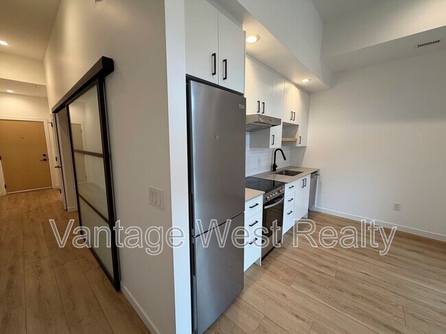 Photo du bâtiment - 660-660 Cawston Ave