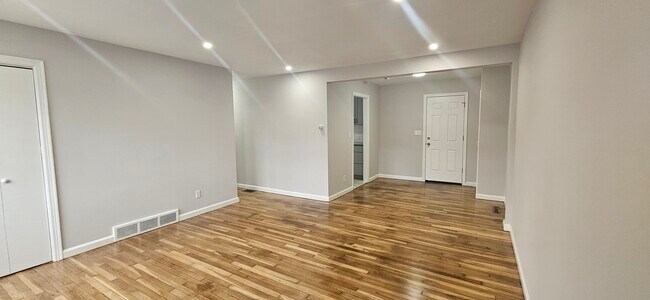 Foto del edificio - 665 Milford Point Rd