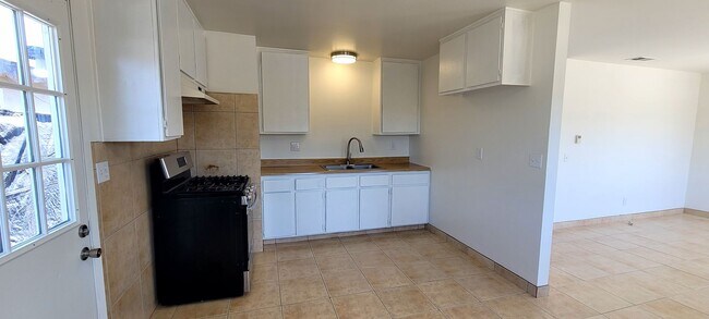Building Photo - Oxnard 3+2 home with 2-car garage $2800