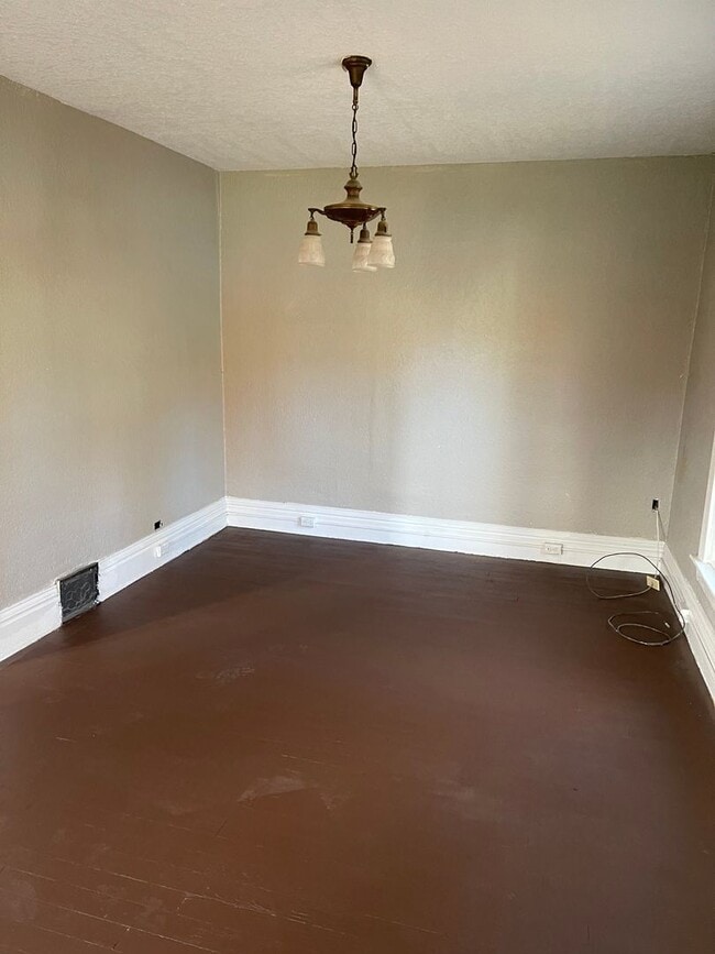 Building Photo - 4 Bed / 1.5 Bath Two Story House for Rent!!