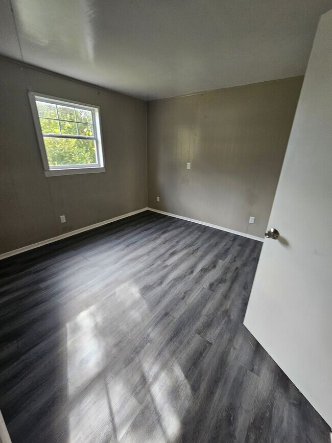 Building Photo - Cute 4 bedroom House