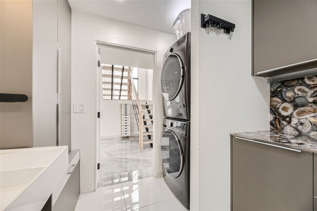 Building Photo - Golf Course Views from LVCC home