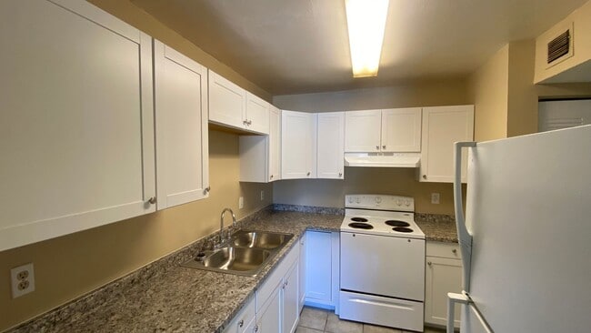 Building Photo - 3 Bedroom, 2.5 Bath First Floor in Hunting...
