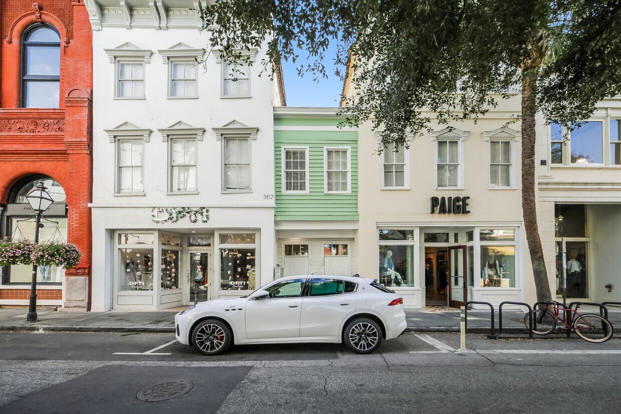 Foto principal - 2 bed/1 bath on King St. Live in the Heart...