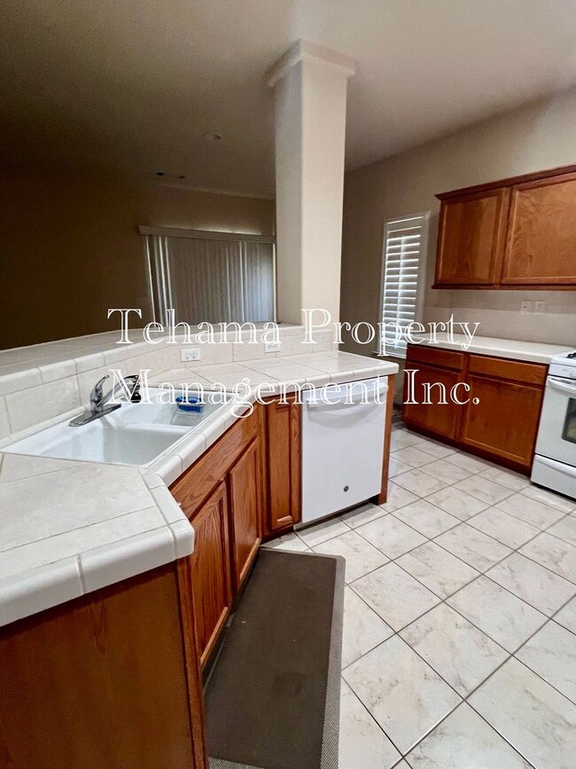 Building Photo - Beautiful 3 bedroom 2 bath home in Red Bluff