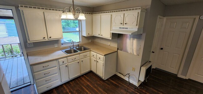 Building Photo - Charming home in Lucy