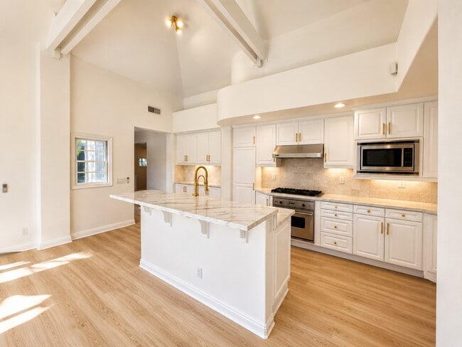 Building Photo - Bungalow