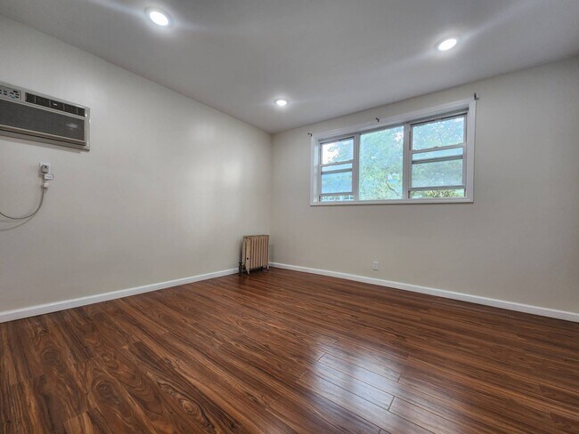 Building Photo - 1132 E 85th St
