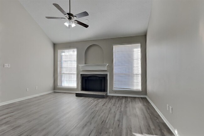 Foto del edificio - 7022 Echo Pines Dr