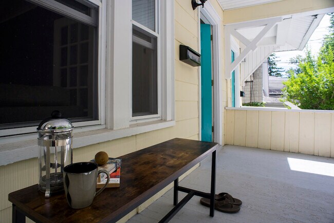 porche delantero - 705 Ackerman Ave