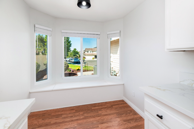 Building Photo - 9525 Cedar Hill Ct