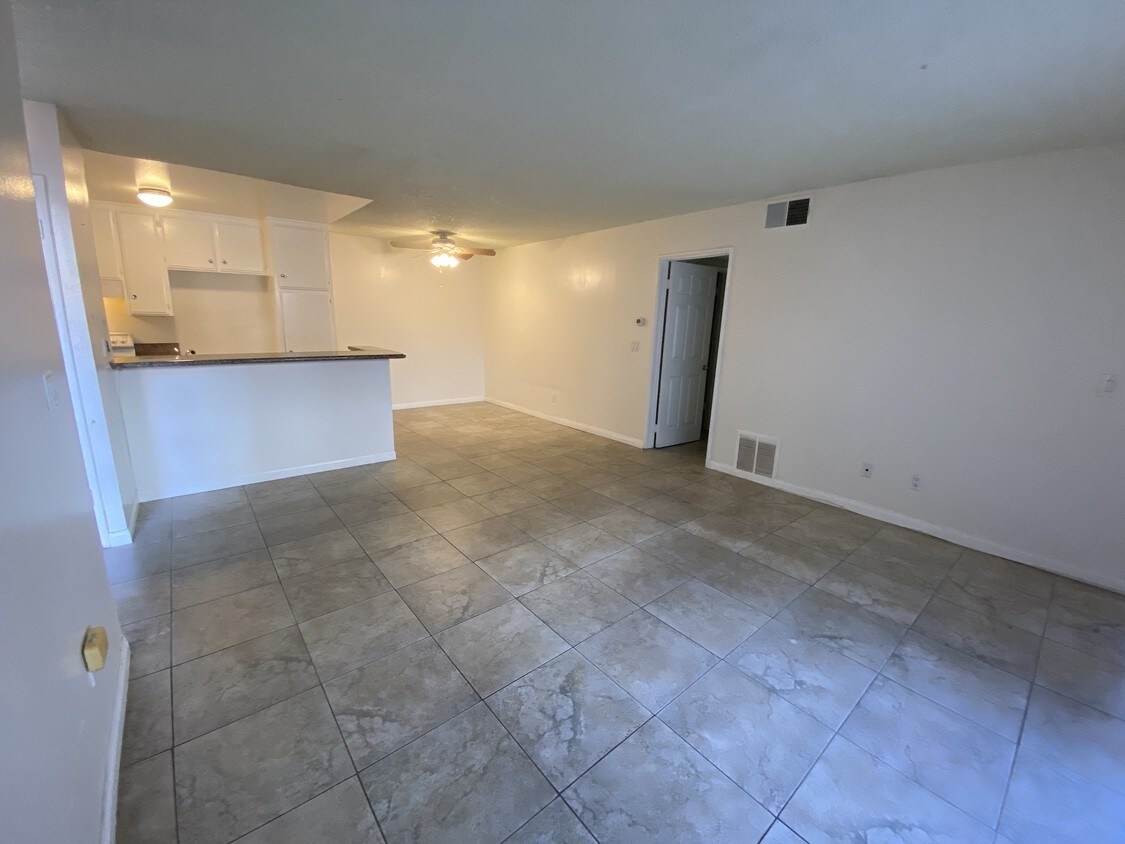 Primary Photo - 2521 W Sunflower Ave
