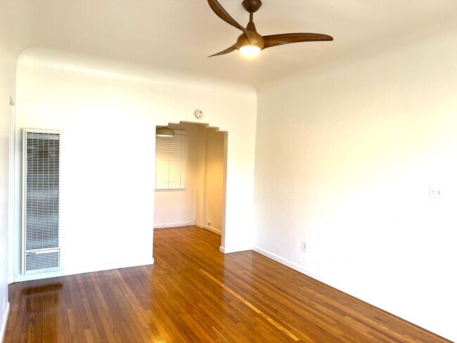 Foto del edificio - Upstairs 1 bedroom 1 bathroom apartment - Available now