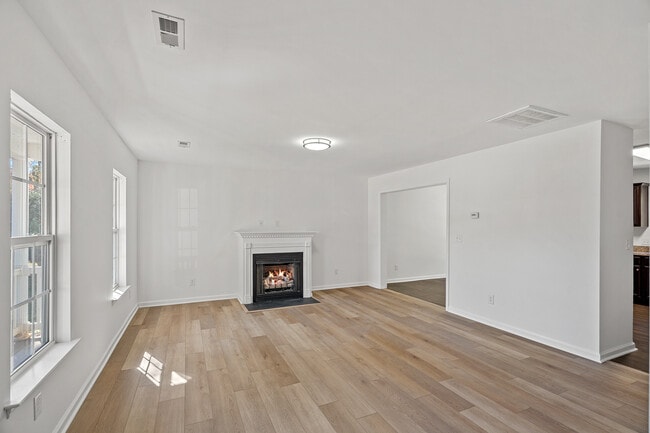 Foto del edificio - 5628 Henderson Oaks Dr