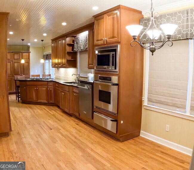 Building Photo - 998 Ferncliff Rd NE