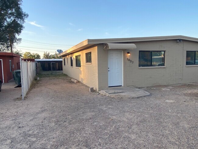 Building Photo - 1037 E Prince Rd