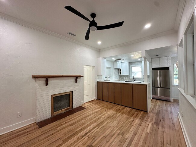 Building Photo - Renovated Home Near UF & Law School | Private Entrance + Porch