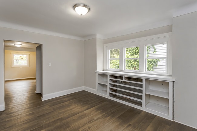 Building Photo - 4440 Fairview Dr