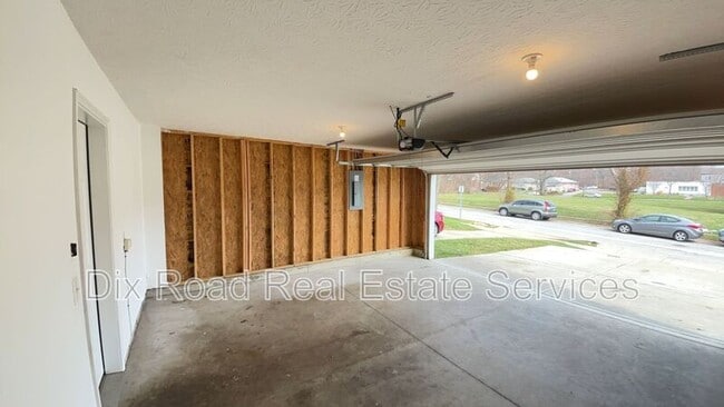 Building Photo - 6001 Yosemite Dr