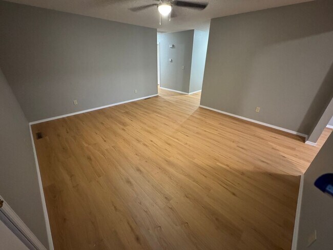 Foto del edificio - 3 bedroom 2 bathroom updated home in Sprin...