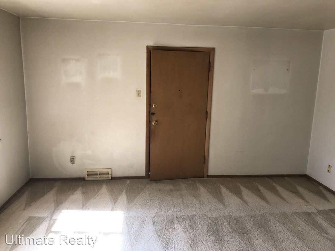 15 Bruce Dr, Florissant, MO 63031 Condo for Rent in Florissant, MO