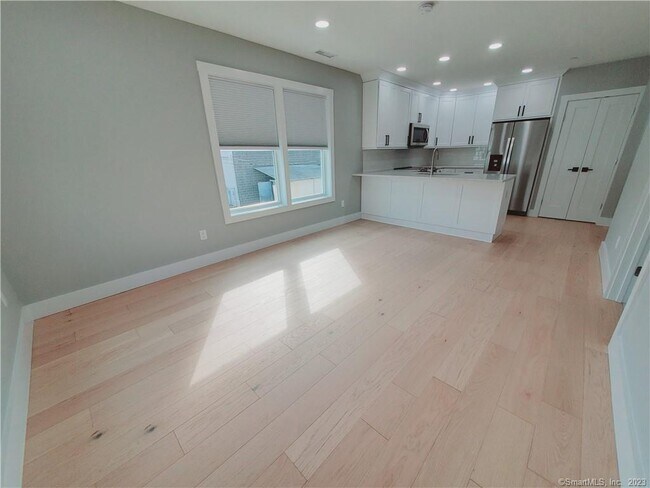 Building Photo - 492 Glenbrook Rd