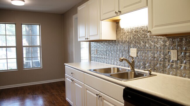 Foto del edificio - 5 Oak Forest Pl