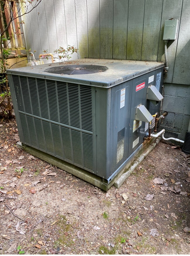 Very efficient “gas pack” HVAC - 6709 Langston Dr