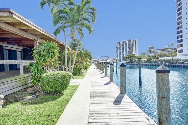 Building Photo - 2619 Parkview Dr S