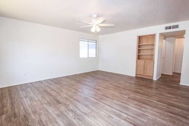 Foto del edificio - 2 Bedroom Duplex with Fenced Yard