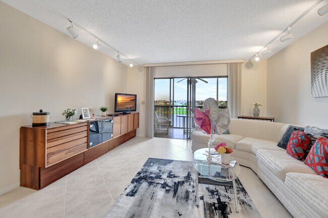 Foto del edificio - 7310 Ashford Pl