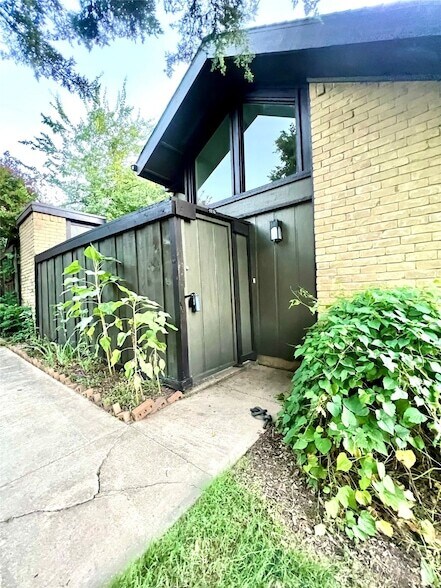 Building Photo - 4637 Country Creek Dr