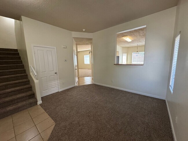 Foto del edificio - Spacious 2-Story Home with 3-Car Garage in...