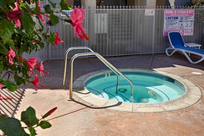 Building Photo - Highland Downs Apartments