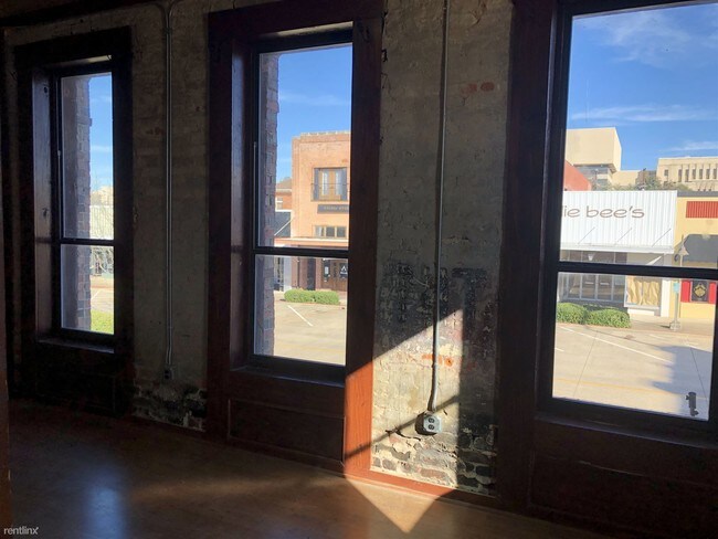 Building Photo - 1 br, 1 bath  - 110 E Tyler St 202