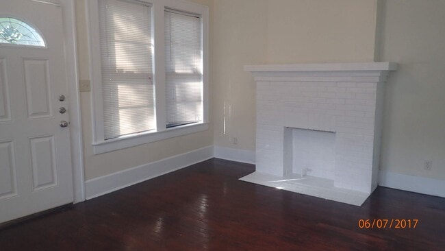 Building Photo - 1 Bed, 1 Bath duplex in Junius Heights