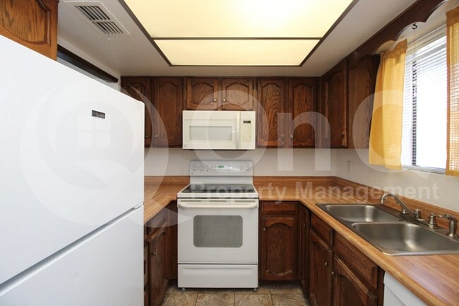 Building Photo - 406 E Linda Ln