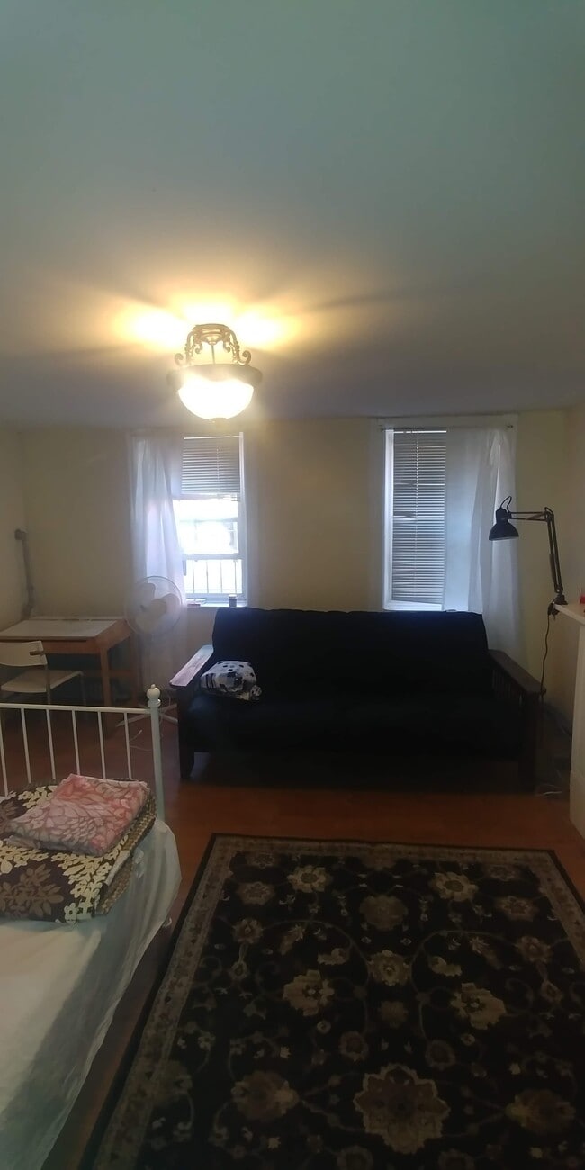 Building Photo - 164 Hull St