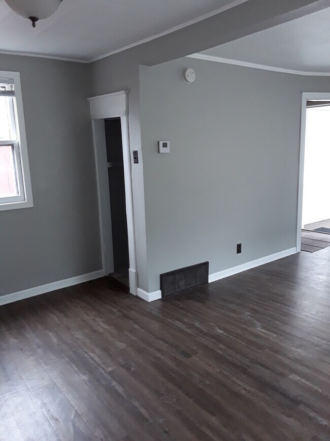 Living room - 911 N 5th St