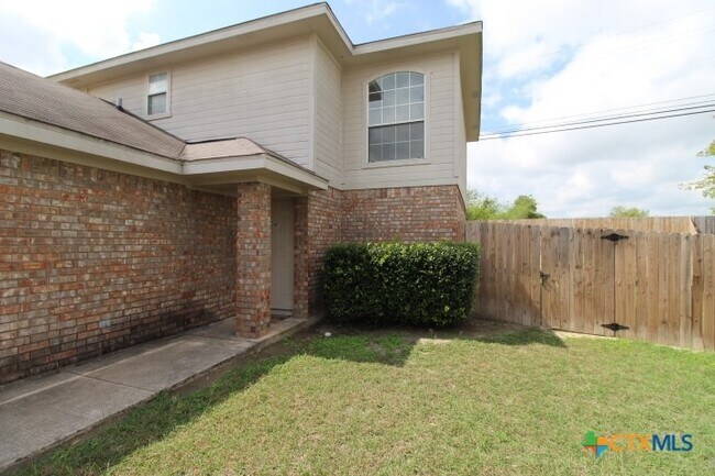 Foto del edificio - 2412 Skylark Cir