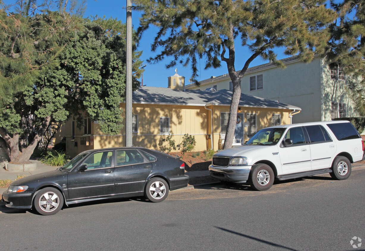 Building Photo - 835 Pacific St