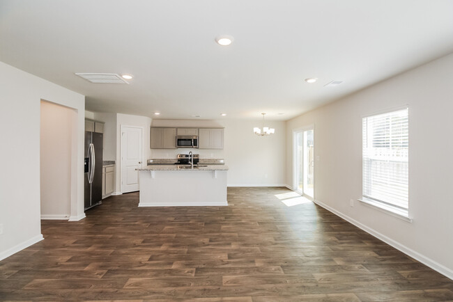 Building Photo - Located in  Burnside Farms!  Don't miss out!
