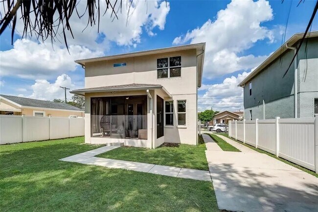 Foto del edificio - 2514 W Douglas St