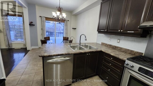 Building Photo - 80 Tatra Crescent