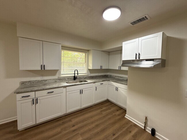 Foto del edificio - 2309 Ginny Ave