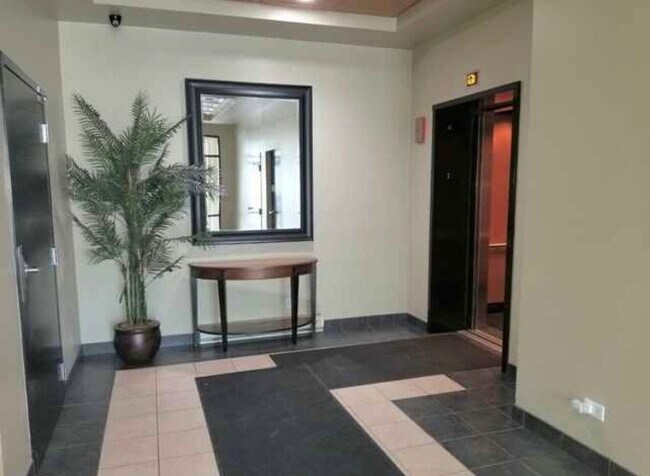 Elevator lobby - 3944 N Claremont Ave