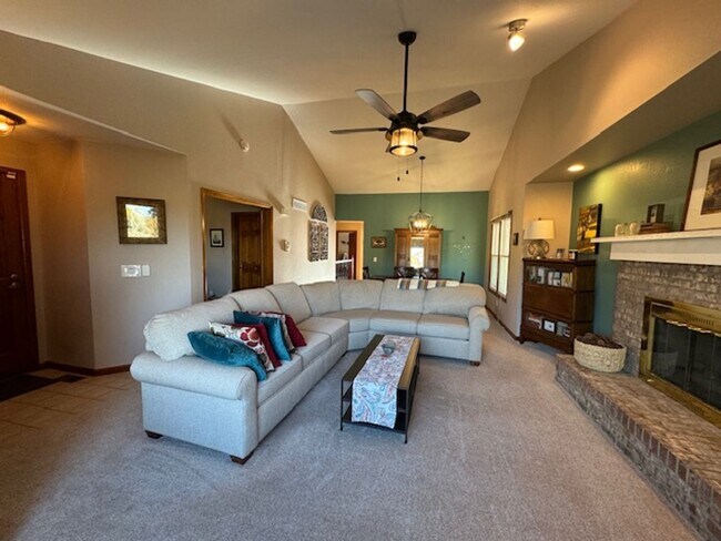 Foto del edificio - 3 Bed/3 Bath Spacious & Low Maintenance Ra...