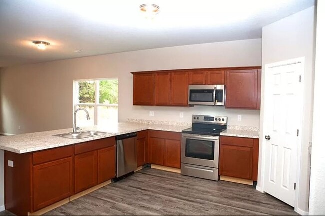 Building Photo - 4-Bedroom, 2-Bathroom West Fayetteville Home Available 7/1